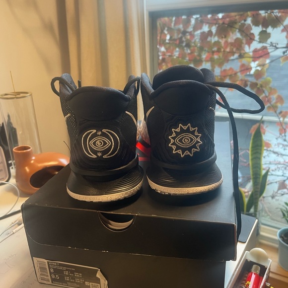 Kyrie Irving Shoes - Picture 3 of 4